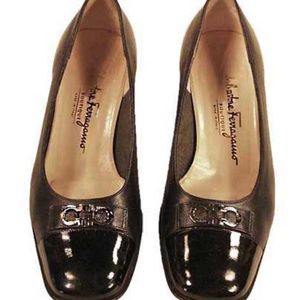PUMPS, BLACK CALF PATENT & PEBBLE FINISH, Sz 8.5B, HEEL 1 3/8 inch, FERRAGAMO,